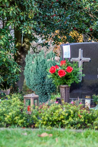 Gesichtsmaske, die während der Pandemie auf dem Grab von Familienmitgliedern liegt — Stockfoto