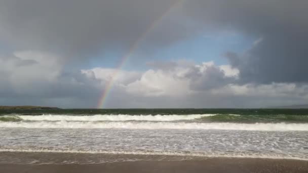 Arcobaleno amazzonico sopra Narin Strand a Portnoo, Contea di Donegal - Irlanda. — Video Stock