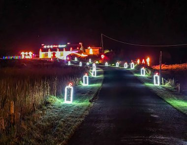 CLOONEY, PORTNOO - IRELAND - 06 Aralık 2020: Geceleyin Noel ışıkları parlıyor