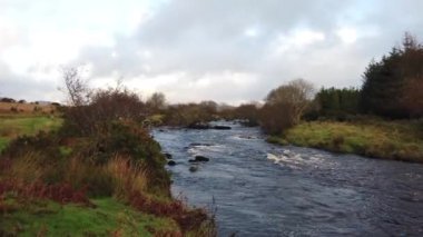 Ardara 'nın Owenea Nehri' nin yanındaki vahşi ve güzel manzara - County Donegal, İrlanda