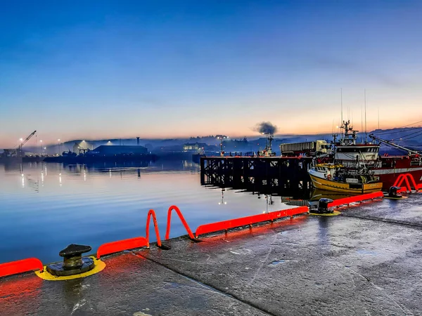 KILLYBEGS, IRELAND - 06 Aralık 2020 Salgın sırasında Noel ışıkları yanıyor