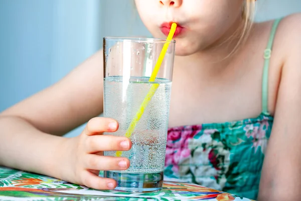 Маленька дівчинка п'є склянку води — стокове фото