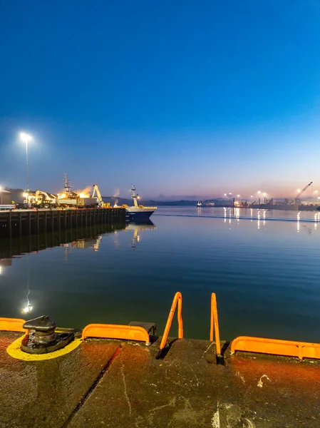 KILLYBEGS, IRLANDA - 06 DE DICIEMBRE DE 2020: Las luces de Navidad están encendidas durante la pandemia — Foto de Stock