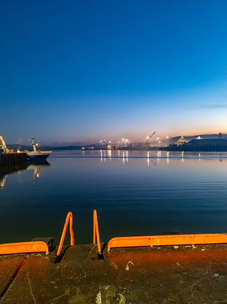 KILLYBEGS, IRLANDA - 06 DE DICIEMBRE DE 2020: Las luces de Navidad están encendidas durante la pandemia — Foto de Stock