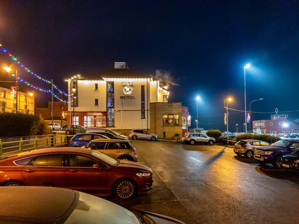 KILLYBEGS, IERLAND - DECEMBER 06 2020: De kerstverlichting brandt tijdens de pandemie — Stockfoto