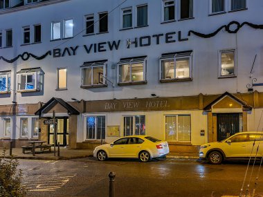 KILLYBEGS, IRELAND - 06 Aralık 2020: Bay view Otel 'deki salgın sırasında Noel ışıkları yanıyor