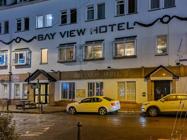 KILLYBEGS, IERLAND - DECEMBER 06 2020: De kerstverlichting brandt tijdens de pandemie in het Bay View hotel — Stockfoto