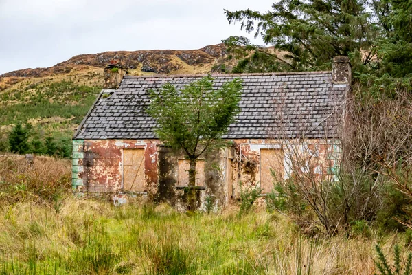 County Donegal, İrlanda 'da terk edilmiş eski bir ev. — Stok fotoğraf