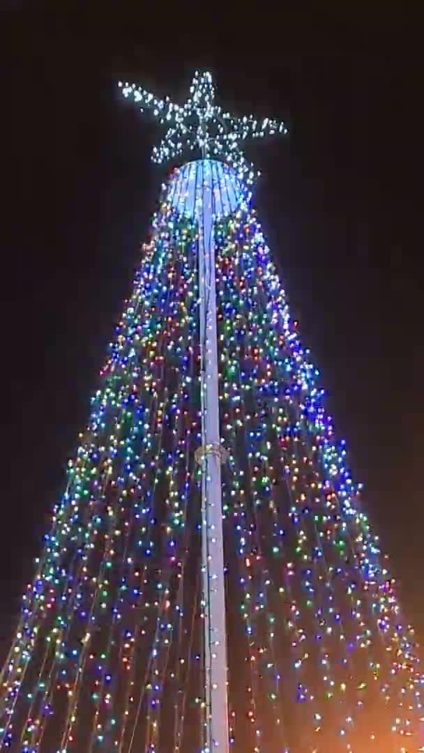 De kerstverlichting is aan tijdens de pandemie in Ierland — Stockvideo