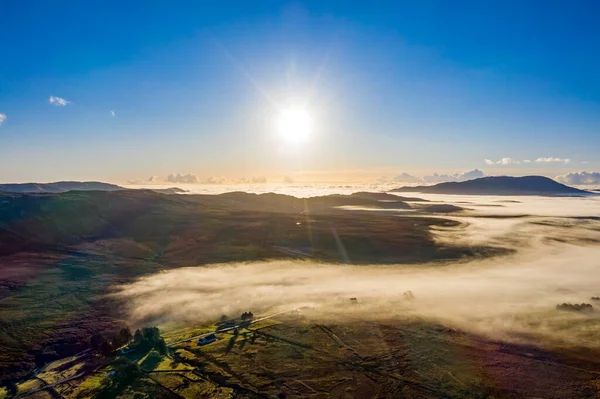 Donegal cubierto de niebla de Crove superior a Teelin - Irlanda — Foto de Stock