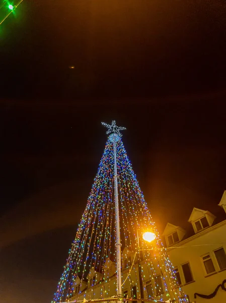 KILLYBEGS, IRELAND - 06 Aralık 2020 Salgın sırasında Noel ışıkları yanıyor — Stok fotoğraf