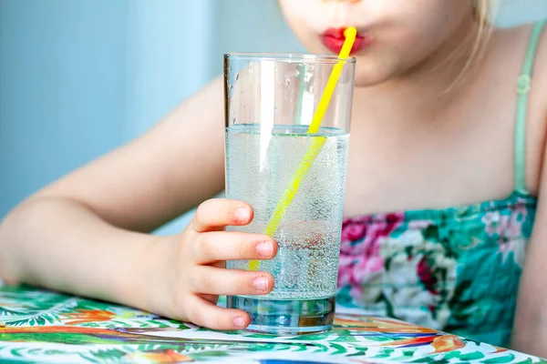 Маленька дівчинка п'є склянку води — стокове фото