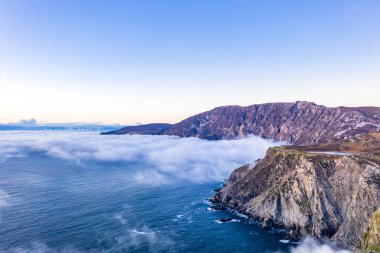 İrlanda 'nın Donegal ilçesindeki Slieve League uçurumlarının dramatik hava manzarası