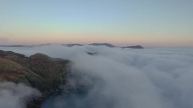 İrlanda 'nın Donegal ilçesindeki Slieve League uçurumlarının dramatik hava manzarası