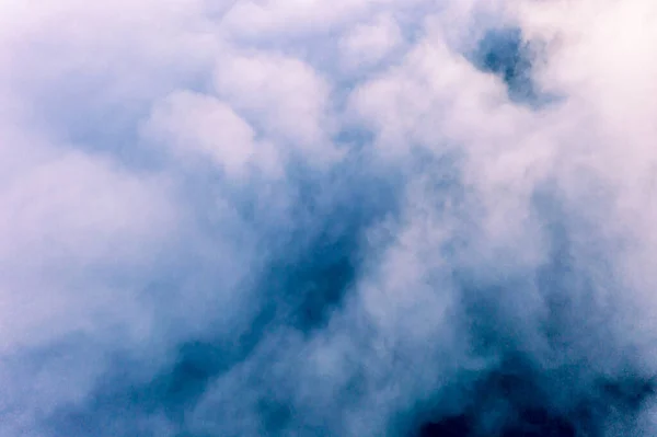 Dramatisk antenn vy över moln ovanifrån vid Slieve League klippor i grevskapet Donegal, Irland — Stockfoto