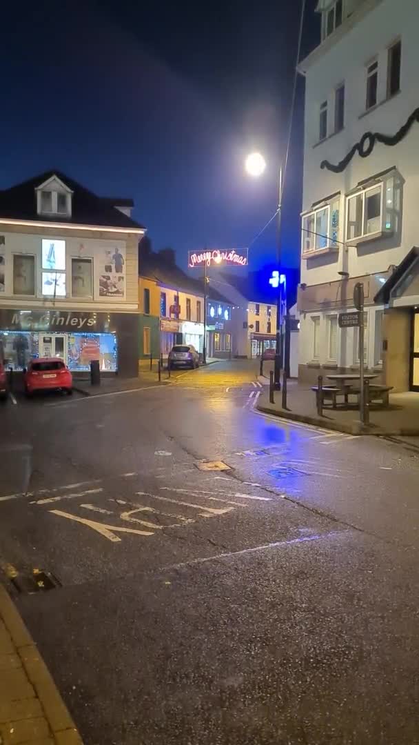 KILLYBEGS, IRLAND - 06. DEZEMBER 2020: Während der Pandemie geht die Weihnachtsbeleuchtung an — Stockvideo