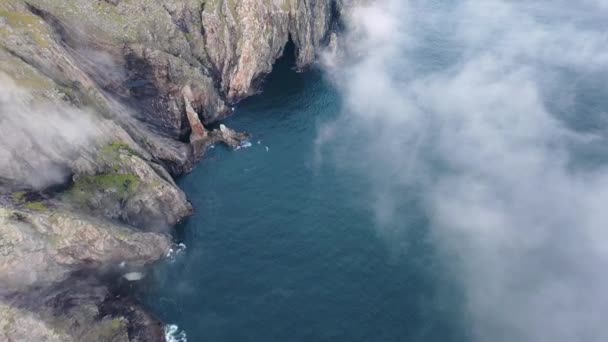 Dramatis udara pandangan Slieve Liga tebing di County Donegal, Irlandia — Stok Video
