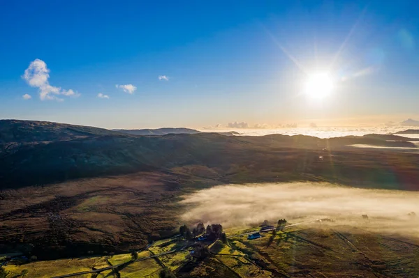 Donegal mit Nebel bedeckt von Crove upper bis Teelin - Irland — Stockfoto
