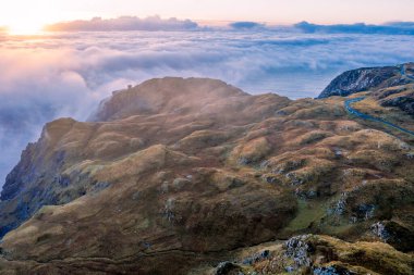 İrlanda 'nın Donegal ilçesindeki Slieve League uçurumlarının dramatik hava manzarası