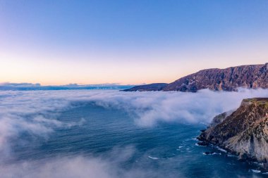 İrlanda 'nın Donegal ilçesindeki Slieve League uçurumlarının dramatik hava manzarası