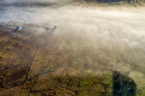 Donegal cubierto de niebla de Crove superior a Teelin - Irlanda —  Fotos de Stock