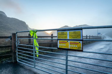 Donegal, İrlanda - Aralık 06 2020: Slieve Ligi uçurumları salgın sırasında kapatıldı