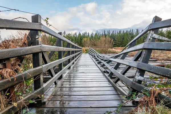 An old, rotten wooden bridge over the Owenea river by Ardara in County Donegal - Ireland — Stock Photo, Image