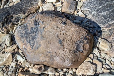 Bruckless, Donegal, İrlanda 'daki iskeleye yakın taşlar..