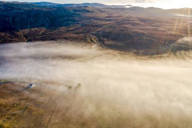 Donegal, Crove 'dan Teelin' e kadar sisle kaplıydı.