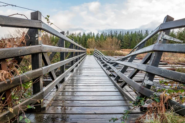 An old, rotten wooden bridge over the Owenea river by Ardara in County Donegal - Ireland — Stock Photo, Image