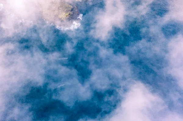 Vista aérea dramática de nuvens de cima nas falésias da Slieve League no Condado de Donegal, Irlanda — Fotografia de Stock