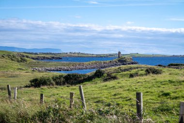 McSwynes Şatosu Donegal, İrlanda 'daki St Johns Point' te yer almaktadır.