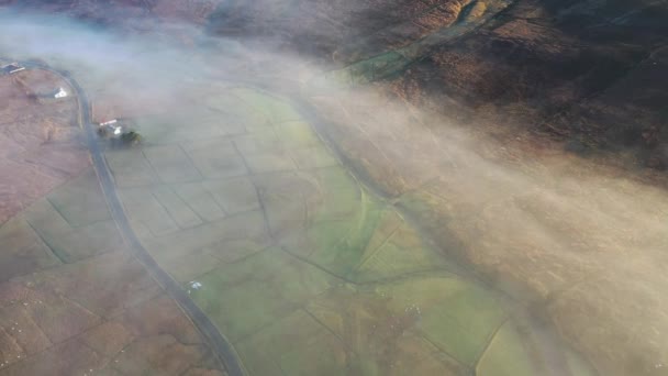 Donegal mit Nebel bedeckt von Crove upper bis Teelin - Irland — Stockvideo