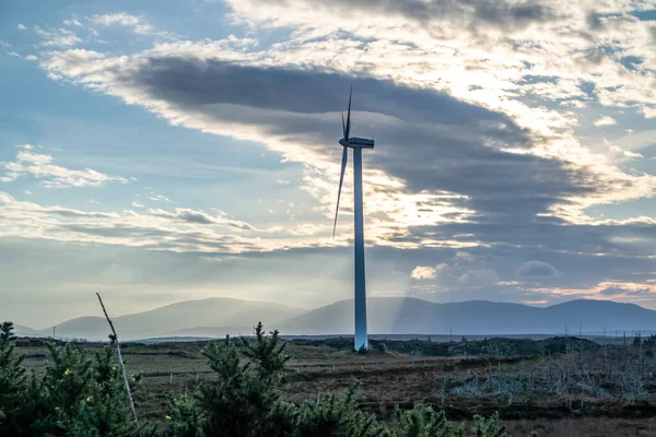 PORTNOO, IRLANDA - 06 DE DICIEMBRE DE 2020: El parque eólico Loughderryduff está produciendo entre Ardara y Portnoo — Foto de Stock