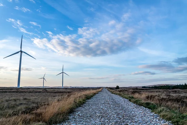 PORTNOO, IRLANDA - 06 DE DICIEMBRE DE 2020: El parque eólico Loughderryduff está produciendo entre Ardara y Portnoo — Foto de Stock