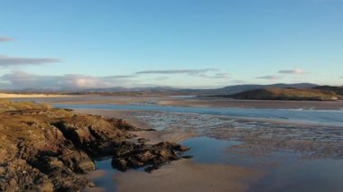Kiltoorish Körfezi sahili ile Ardara ile Donegal 'deki Portnoo arasındaki Sheskinmore körfezi arasındaki kıyı - İrlanda
