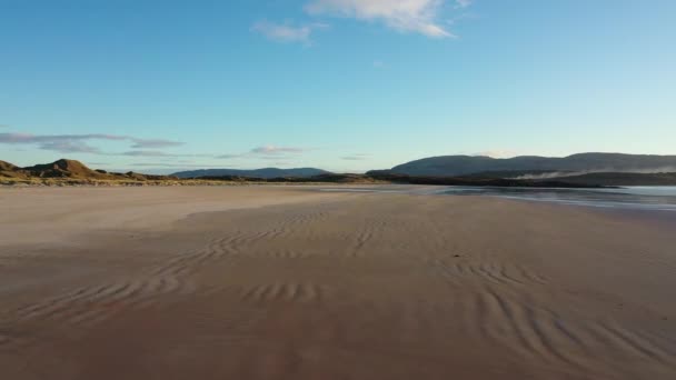 Kiltoorish Bay Beach és a Sheskinmore-öböl partja Ardara és Portnoo között Donegalban (Írország) — Stock videók