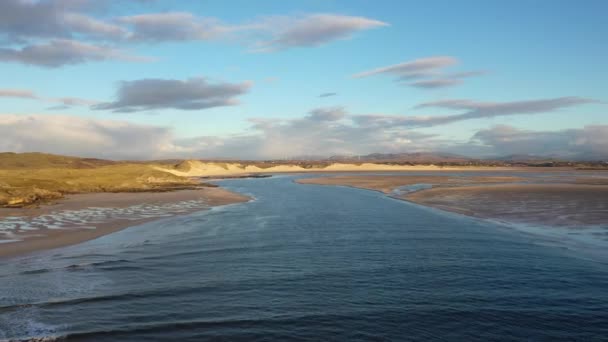 La costa tra la spiaggia della baia di Kiltoorish e la baia di Sheskinmore tra Ardara e Portnoo nel Donegal - Irlanda — Video Stock