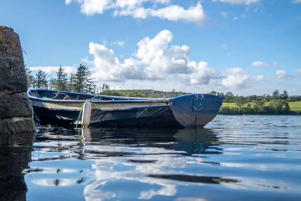 Bateau à rames sur la jetée de Bruckless dans le comté de Donegal - Irlande. — Photo