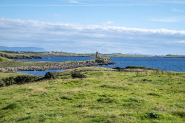 McSwynes Şatosu Donegal, İrlanda 'daki St Johns Point' te yer almaktadır.