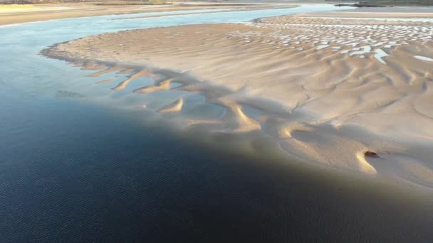 Pobřeží mezi pláží Kiltoorish Bay a zálivem Sheskinmore mezi městy Ardara a Portnoo v Donegalu - Irsku — Stock video