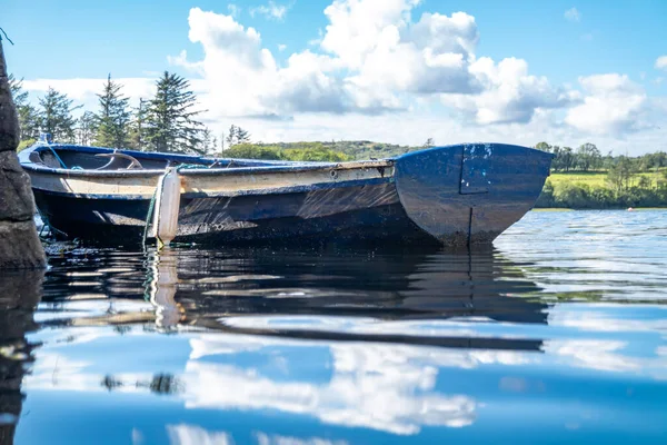 Bateau à rames sur la jetée de Bruckless dans le comté de Donegal - Irlande. — Photo