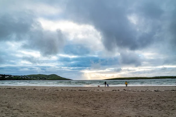 PORTNOO, COUNTY DONEGAL, IERLAND - AUGUST 18 2020: Mensen genieten van Narin strand tijdens de pandemie — Stockfoto