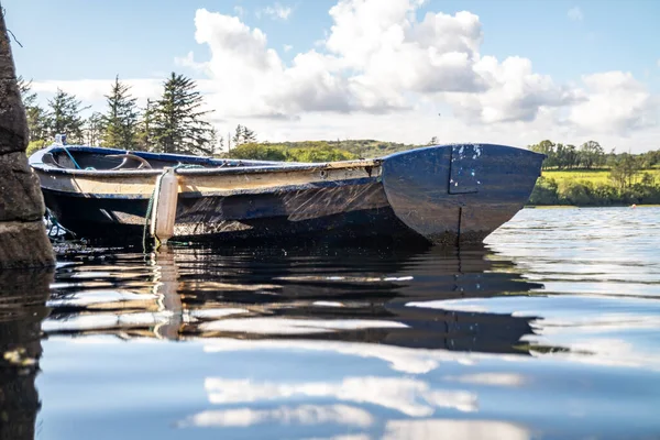 Bateau à rames sur la jetée de Bruckless dans le comté de Donegal - Irlande. — Photo