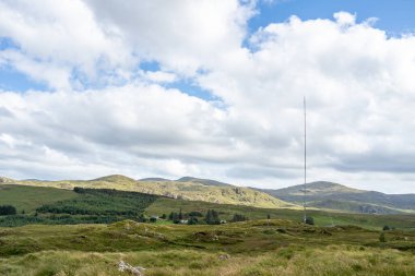 Glenties in County Donegal 'in İrlanda dağlık arazisindeki bir tarımsal alanda bulunan bir vericinin sokak görüntüsü.