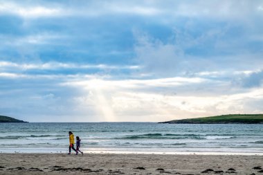 PORTNOO, İKİ DONEGAL, İRELAND - 18 AĞUSTOS 2020: Salgın sırasında Narin sahilinin tadını çıkaranlar