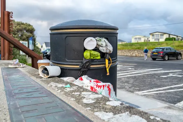 PORTNOO, COUNTY DONEGAL, IRLANDA - 18 DE AGOSTO DE 2020: Dustbin está excessivamente cheio durante a pandemia — Fotografia de Stock