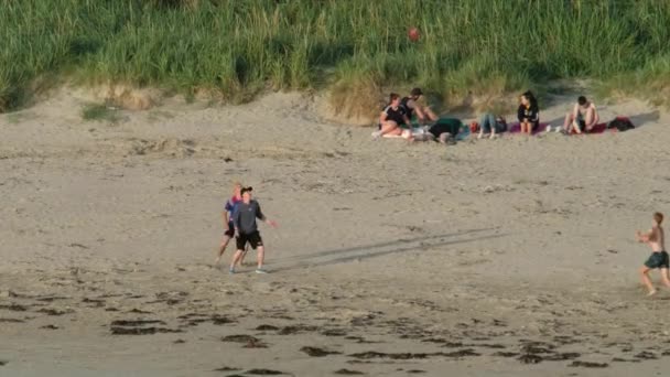 PORTNOO, COUNTY DONEGAL, IERLAND - AUGUST 18 2020: Mensen genieten van Narin strand tijdens de pandemie — Stockvideo