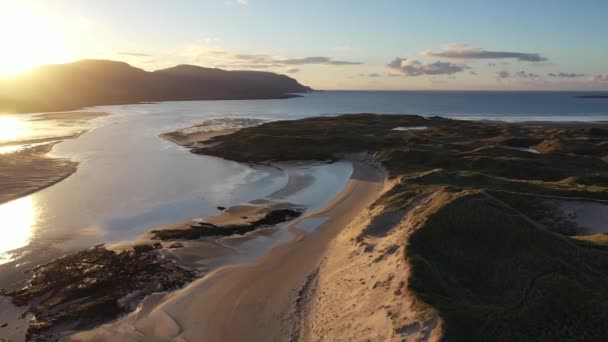 A costa entre a praia da baía de Kiltoorish e a baía de Sheskinmore entre Ardara e Portnoo em Donegal - Irlanda — Vídeo de Stock