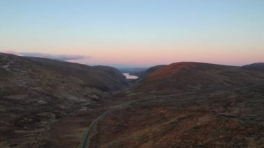 Gün batımında Glenveagh Ulusal Parkı 'nın havadan görünüşü - County Donegal - İrlanda